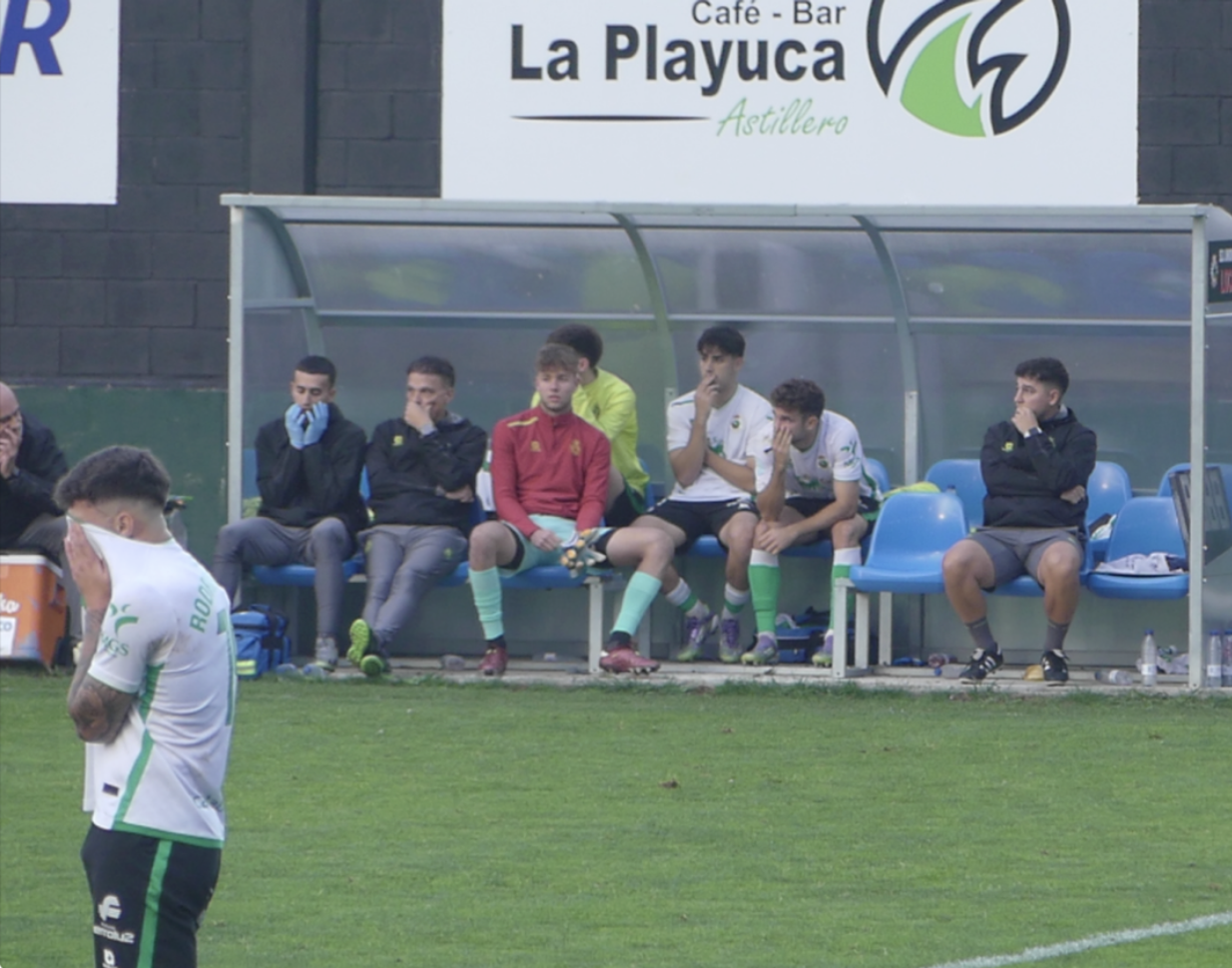 Entre barcos y lluvia, el Rayo cae en el descuento (1–2)